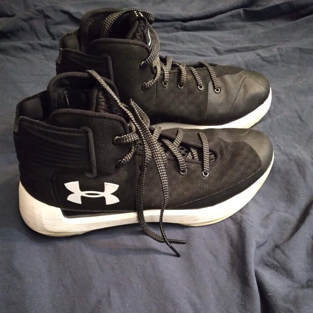 Under Armour hightop tennis shoes. Size 7Y.